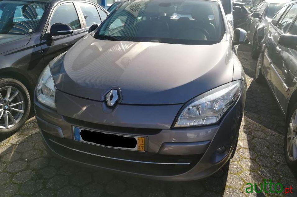 2011' Renault Megane Sport Tourer photo #2