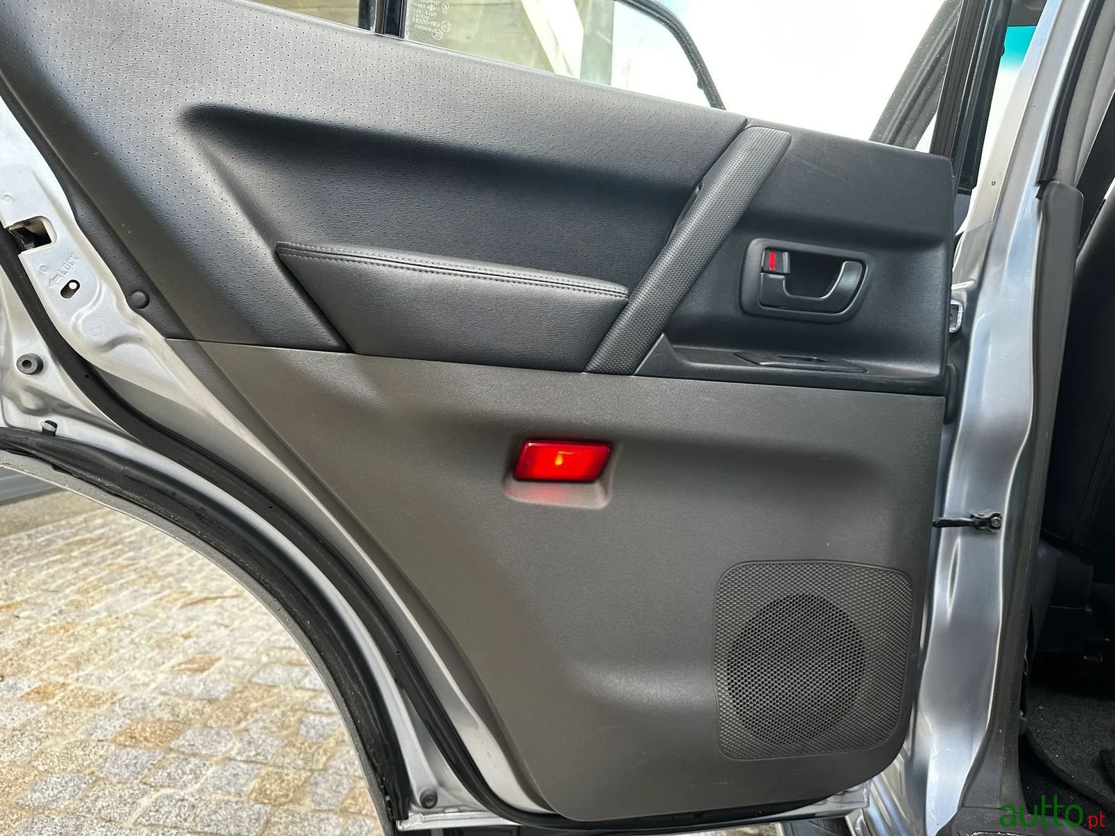 2004' Mitsubishi Pajero photo #3