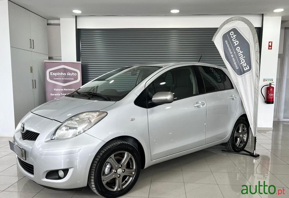 2011' Toyota Yaris photo #1