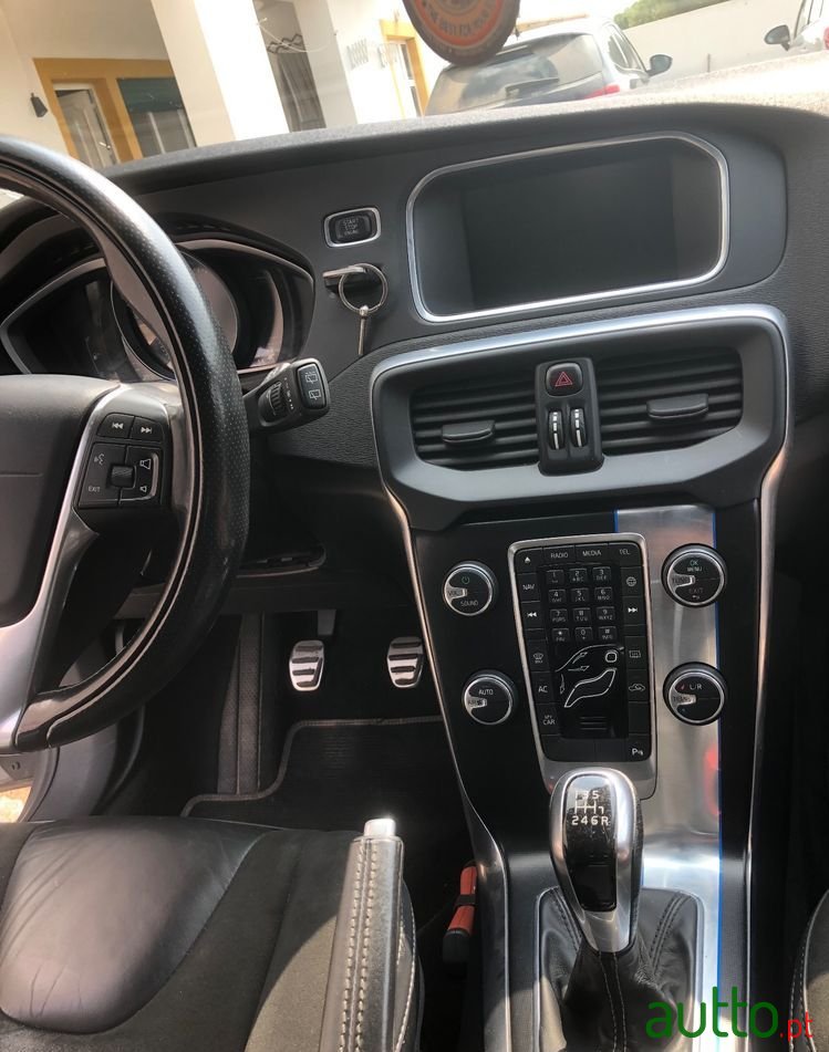 2014' Volvo V40 2.0 D4 R-Design photo #6