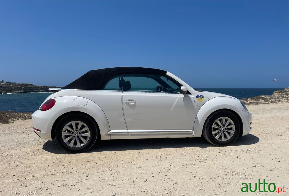 2013' Volkswagen New Beetle photo #5