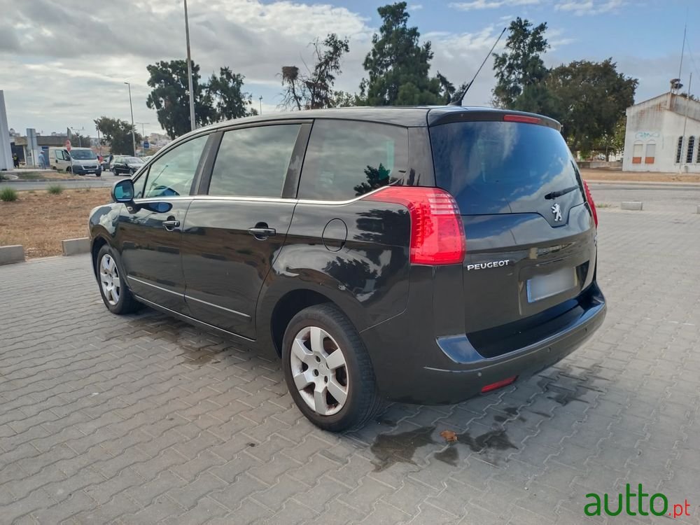 2012' Peugeot 5008 photo #6