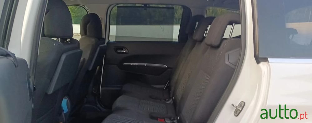 2011' Peugeot 5008 photo #5