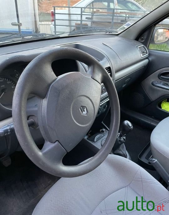 2002' Renault Clio photo #4