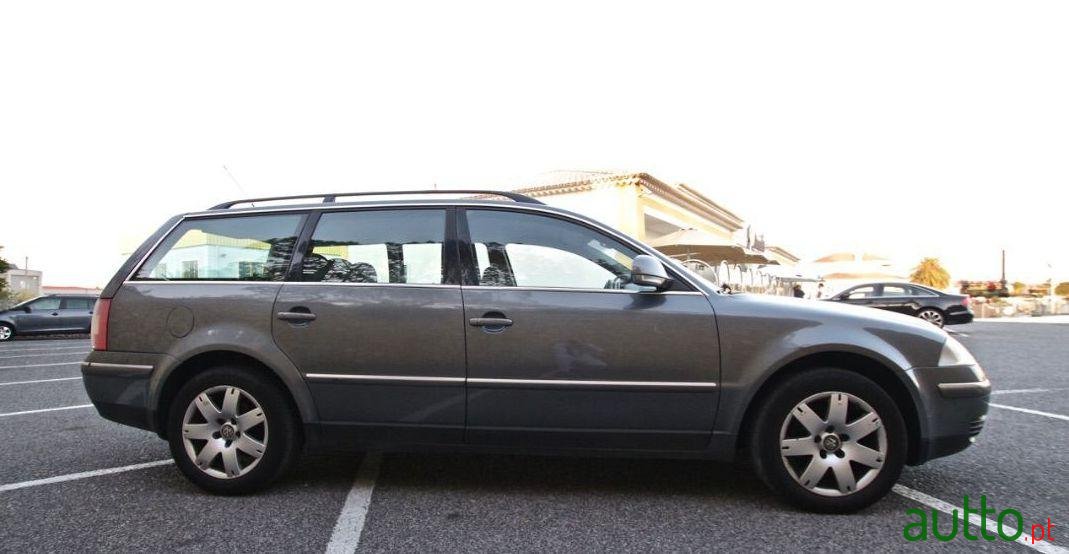 2005' Volkswagen Passat Variant photo #1