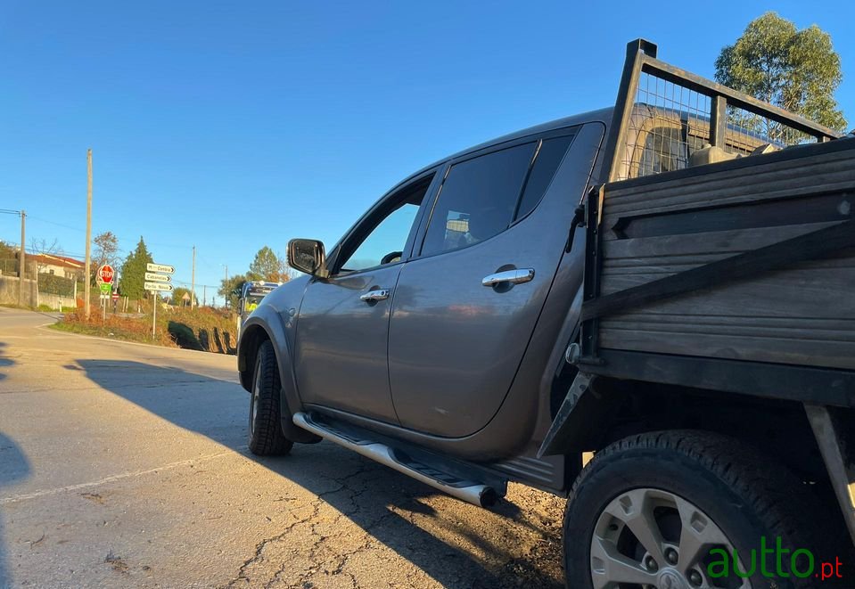 2010' Mitsubishi L200 photo #2