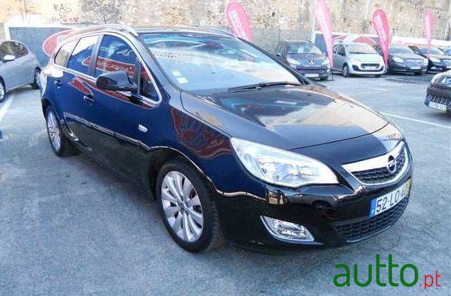 2011' Opel Astra Sports Tourer photo #2