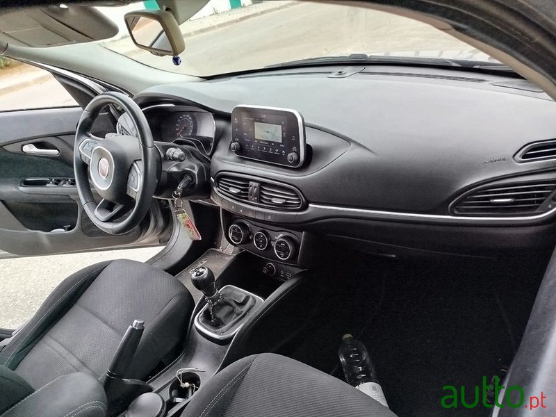 2016' Fiat Tipo Station Wagon photo #5