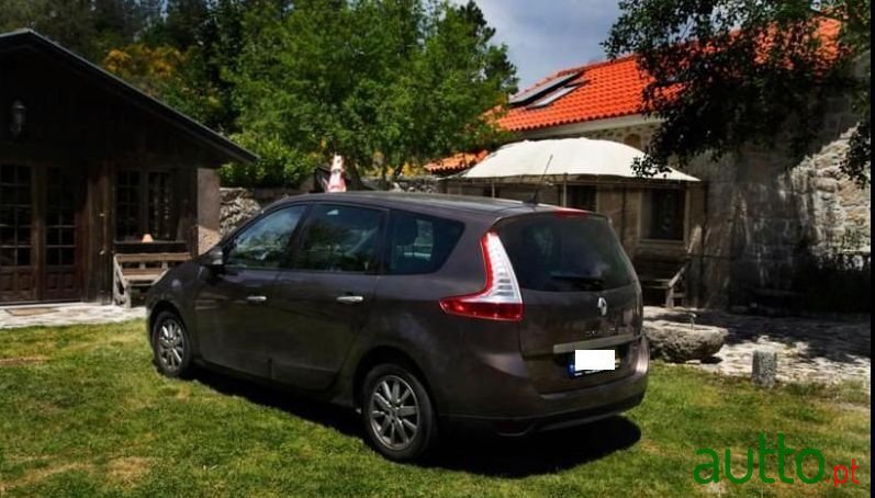 2010' Renault Grand Scenic photo #2