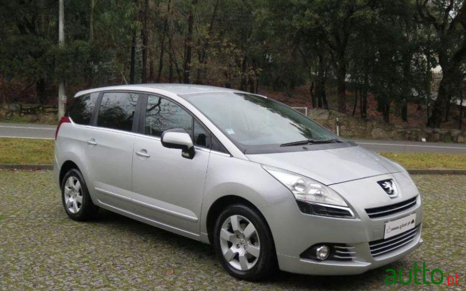 2010' Peugeot 5008 photo #2