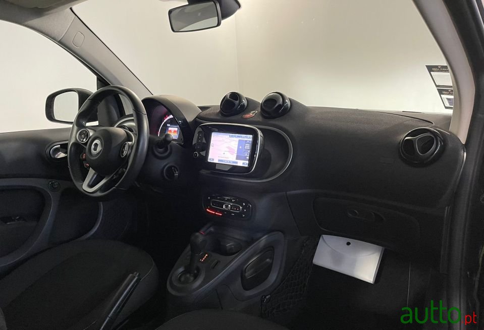 2019' Smart Fortwo photo #2