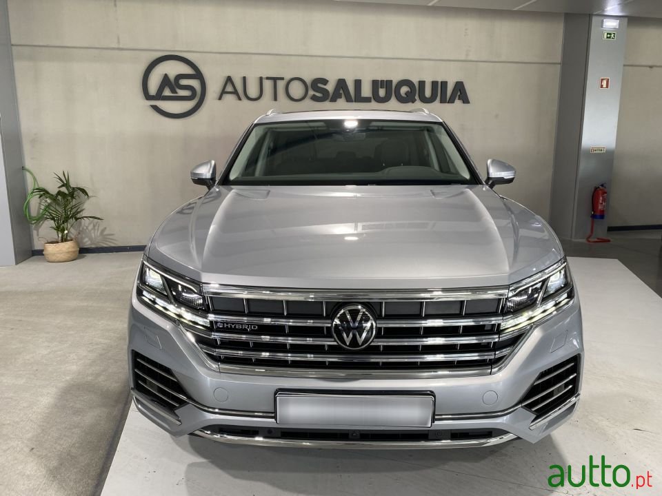 2021' Volkswagen Touareg photo #6
