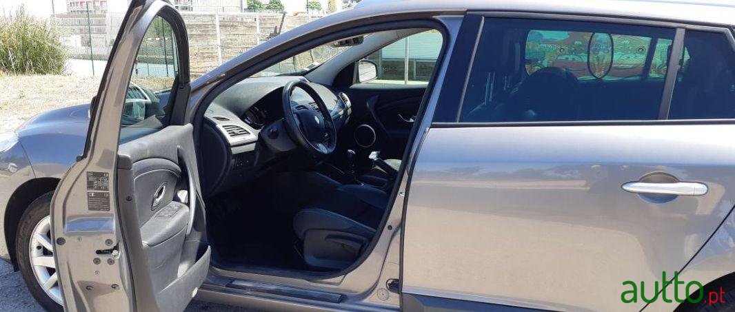 2011' Renault Megane Sport Tourer photo #3