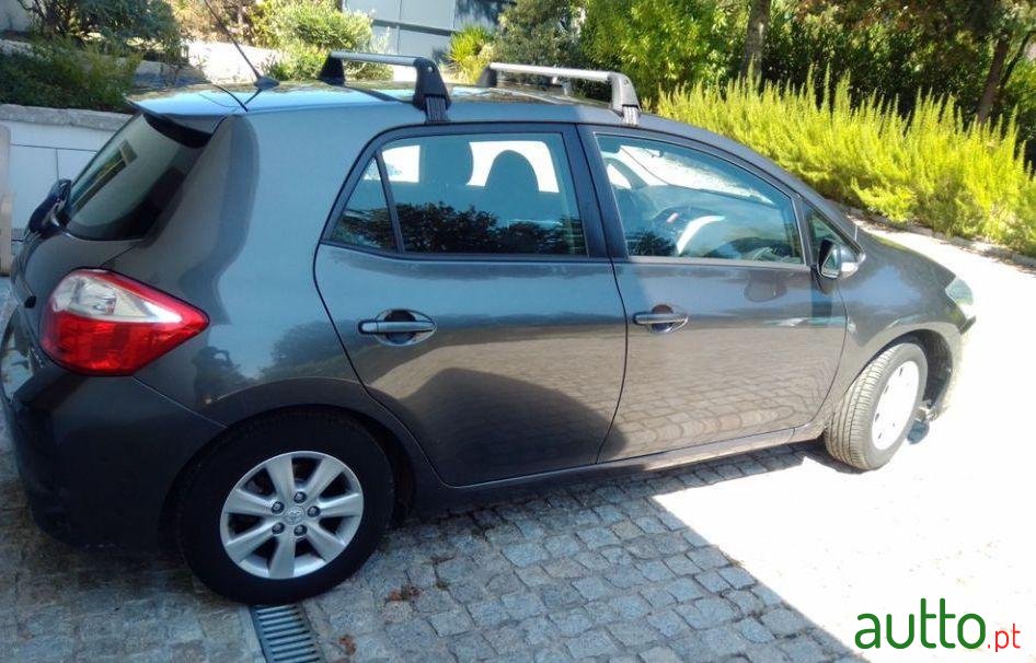 2012' Toyota Auris photo #3
