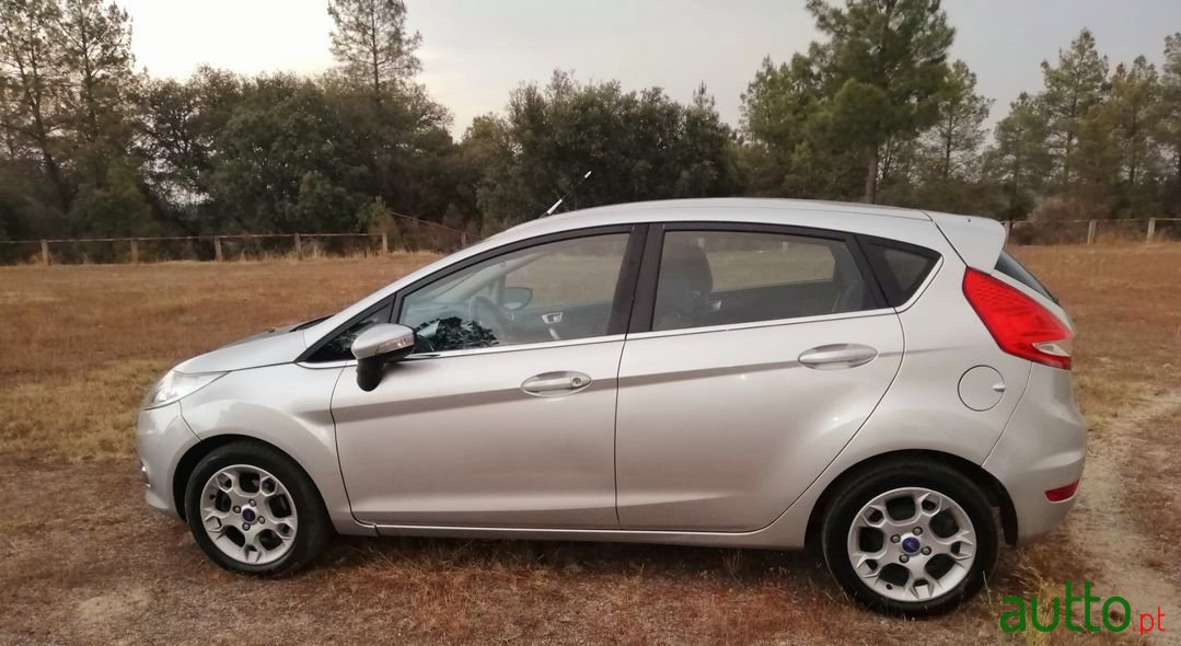 2012' Ford Fiesta photo #2