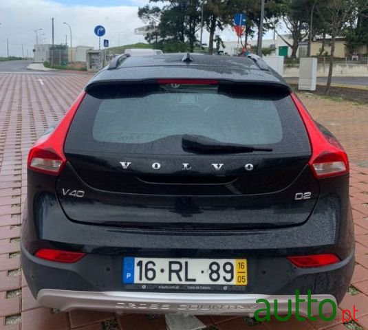 2016' Volvo V40 Cross Country photo #2