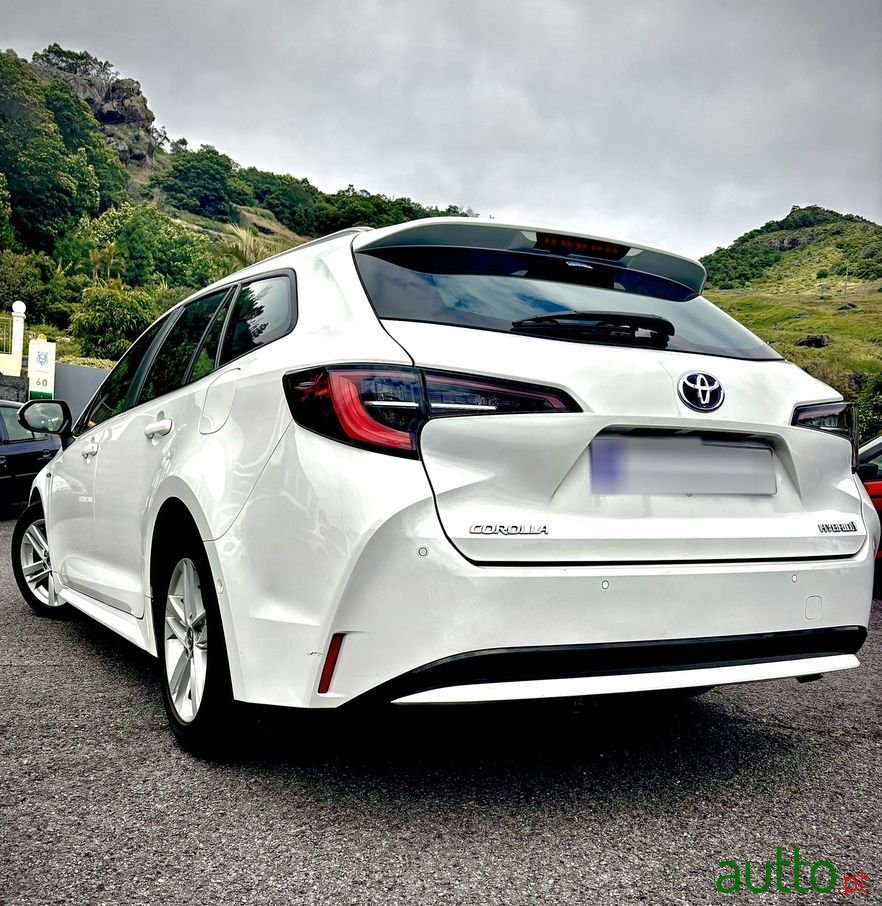 2019' Toyota Corolla Touring Sports photo #3