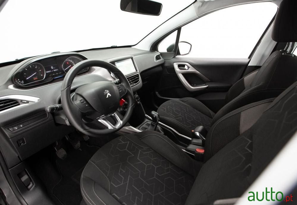 2013' Peugeot 2008 photo #6