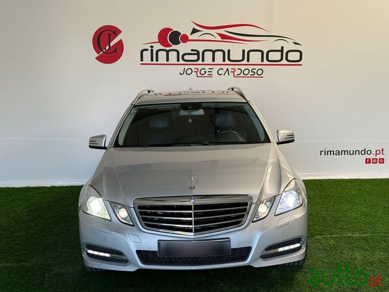 2011' Mercedes-Benz Classe E photo #2