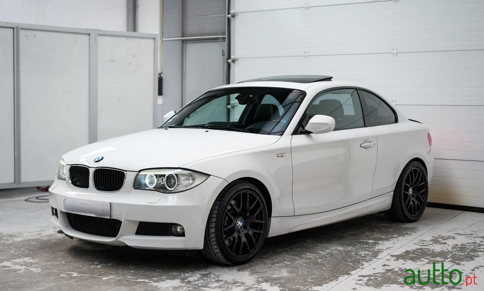 2012' BMW 123 D Auto photo #1