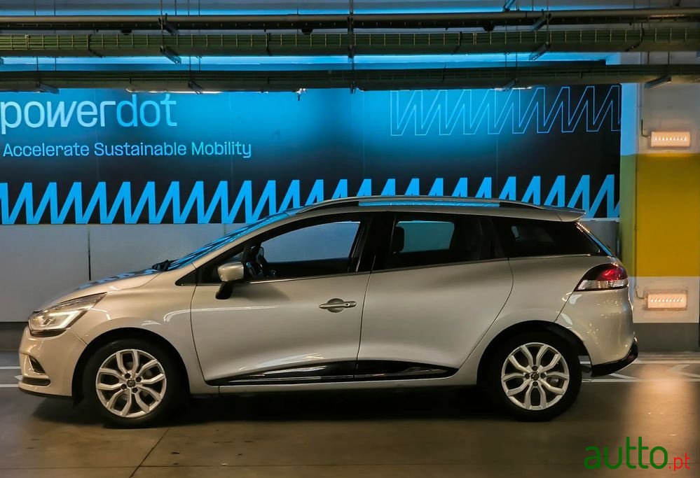 2017' Renault Clio Sport Tourer photo #3