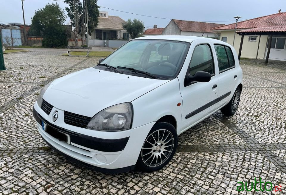 2002' Renault Clio photo #1