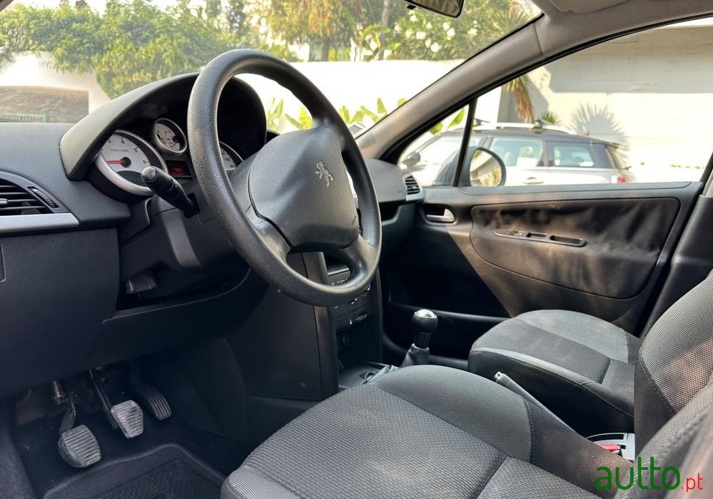 2010' Peugeot 207 1.4 16V Active photo #5