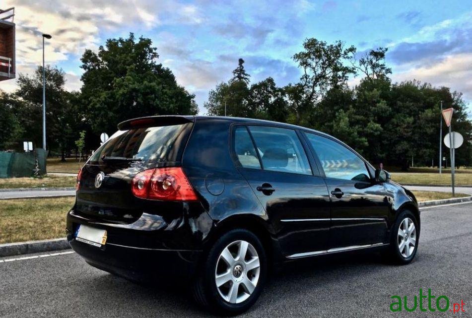 2004' Volkswagen Golf photo #2