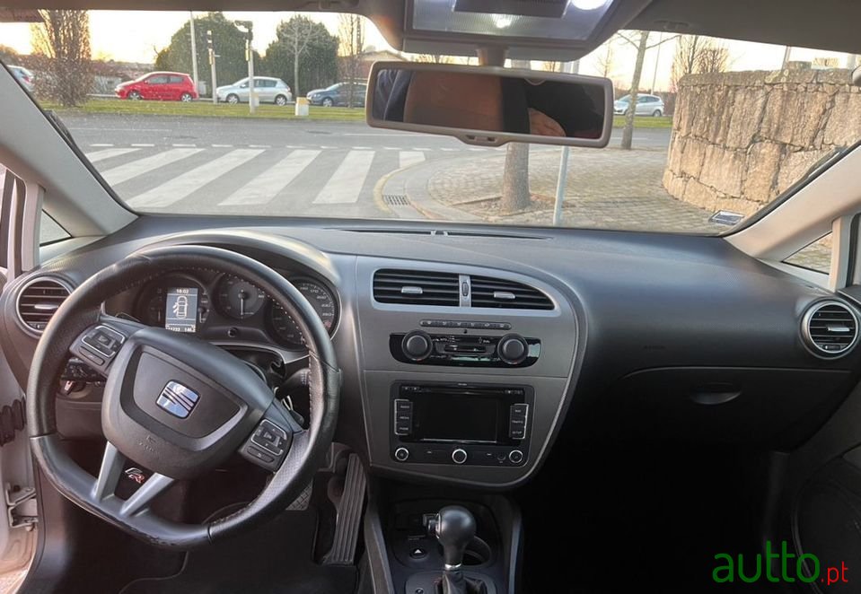 2010' SEAT Leon photo #5
