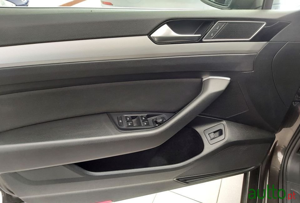 2017' Volkswagen Passat photo #4