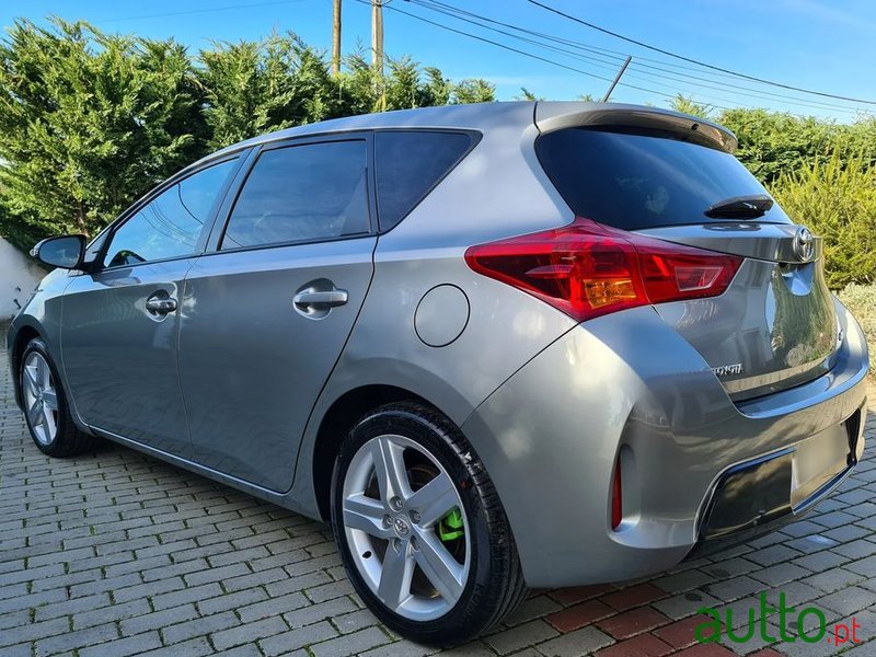 2013' Toyota Auris photo #2