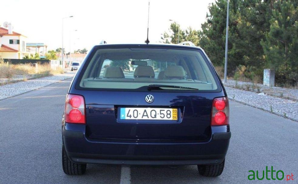 2003' Volkswagen Passat Variant photo #1