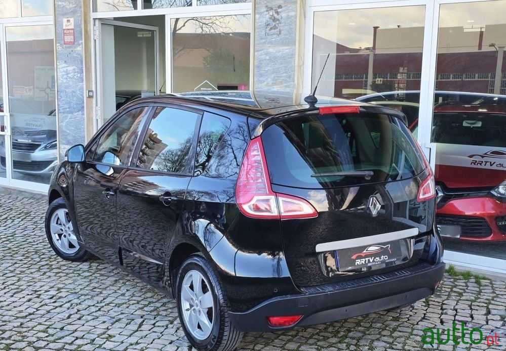 2010' Renault Scenic photo #4