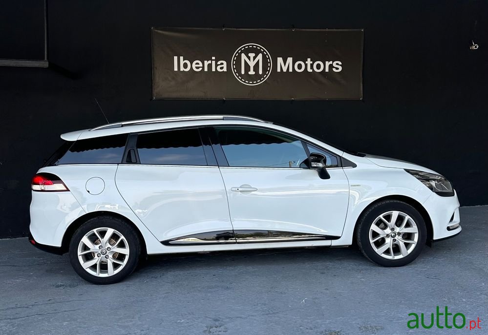 2020' Renault Clio Sport Tourer photo #6