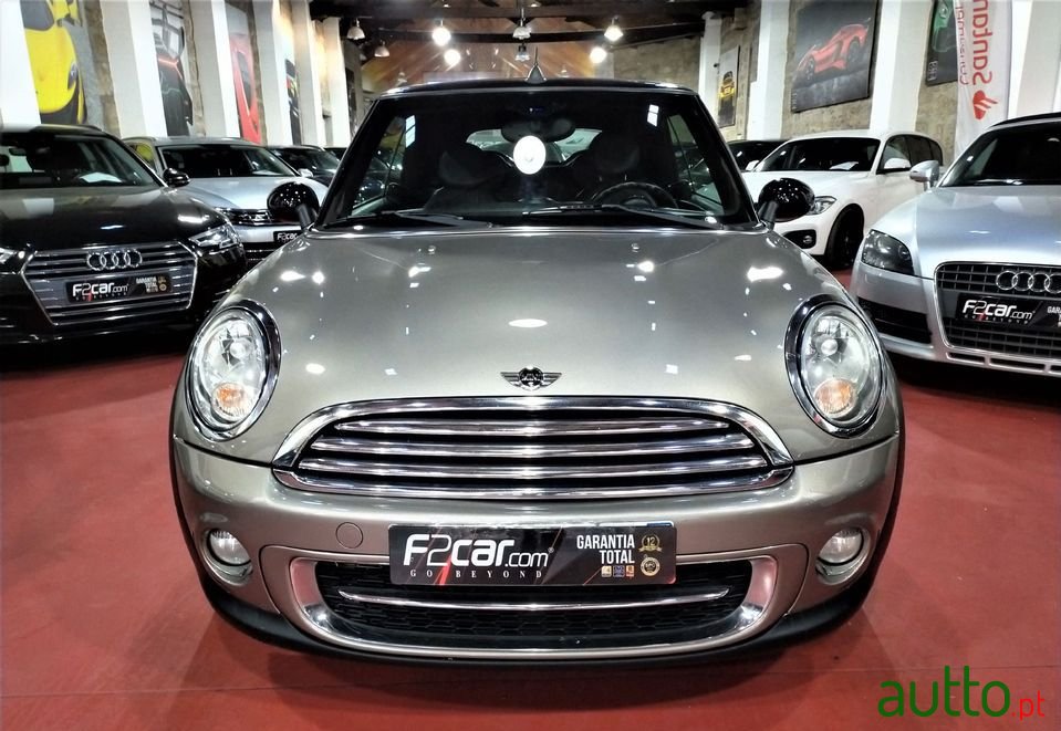 2012' MINI Cabrio photo #3