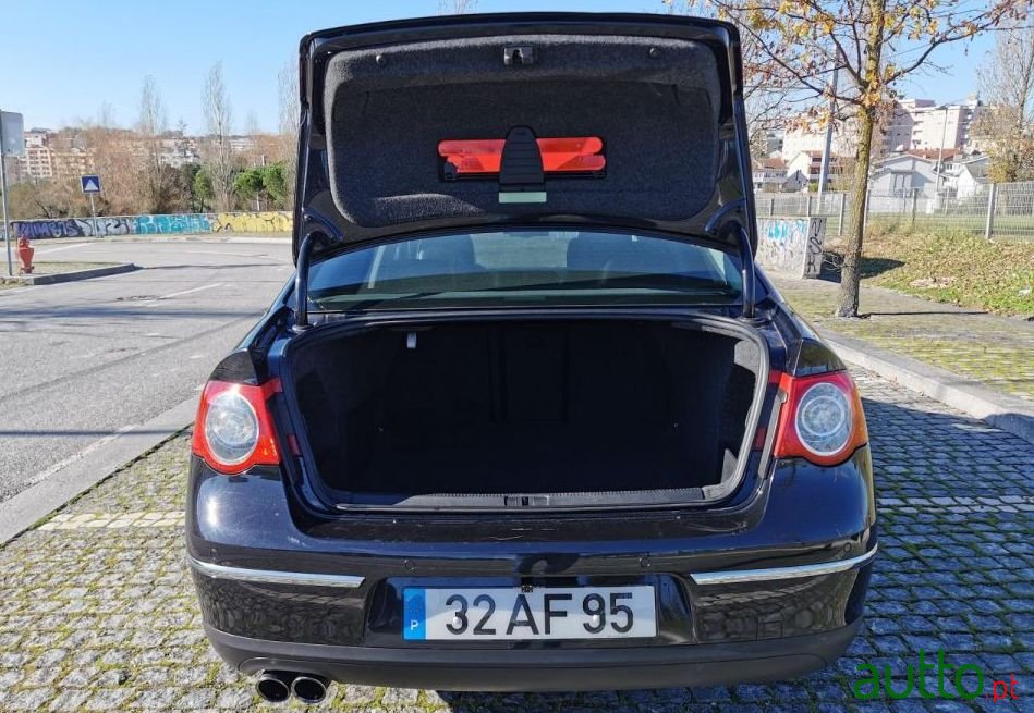 2005' Volkswagen Passat photo #2