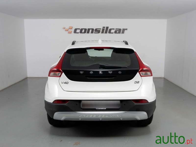2015' Volvo V40 Cross Country photo #4