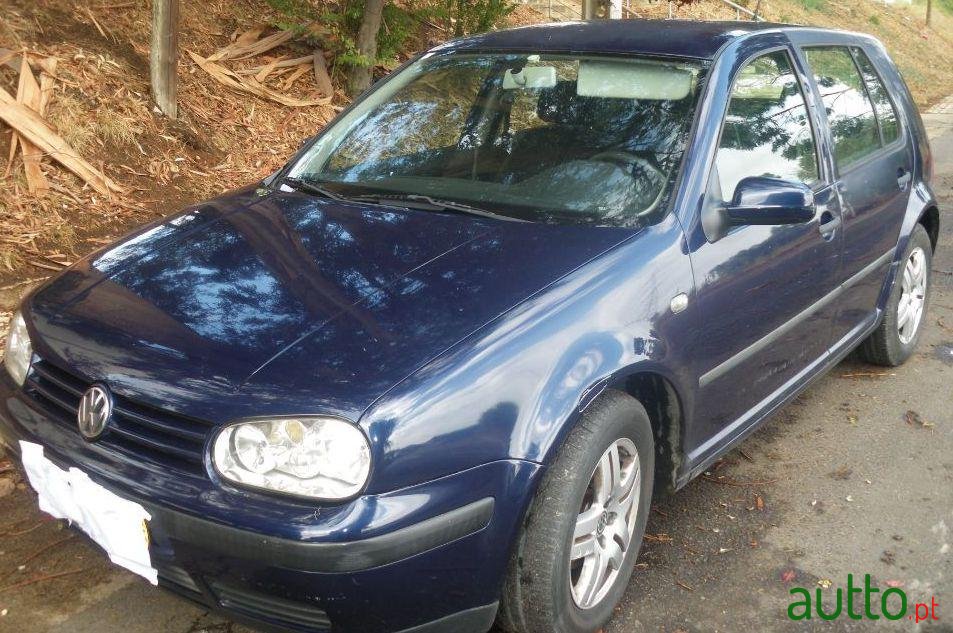 2001' Volkswagen Golf photo #3