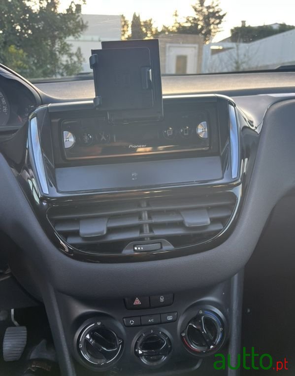 2014' Peugeot 208 1.0 Vti Access photo #6