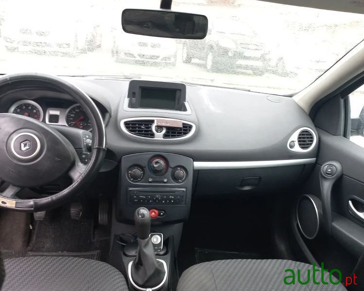 2010' Renault Clio photo #5