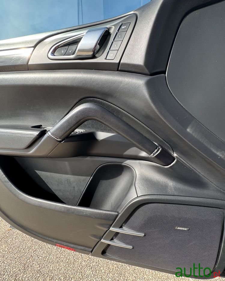 2016' Porsche Cayenne Platinum Edition photo #4