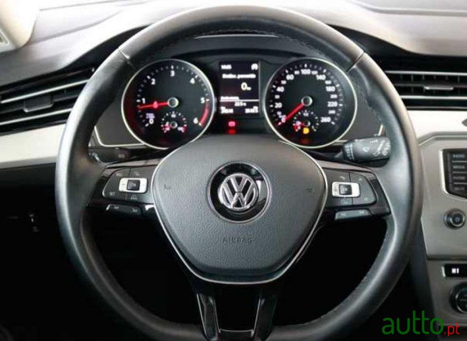 2017' Volkswagen Passat photo #2