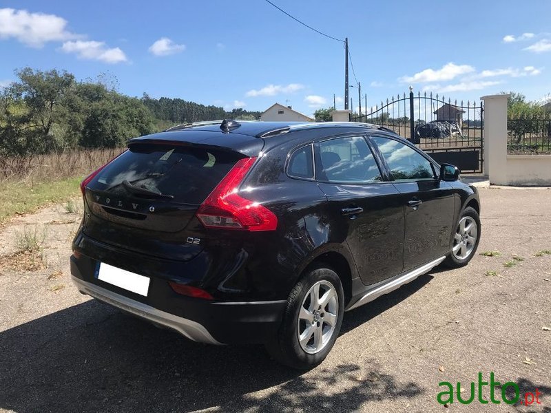 2015' Volvo V40 Cross Country photo #3