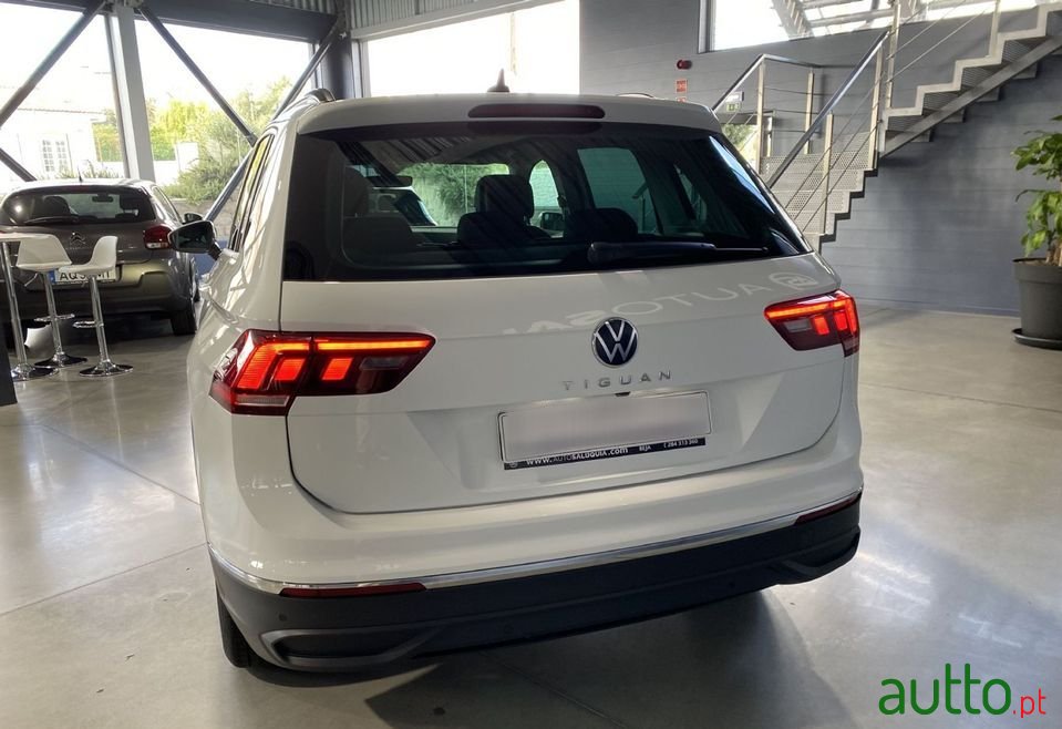 2022' Volkswagen Tiguan photo #4