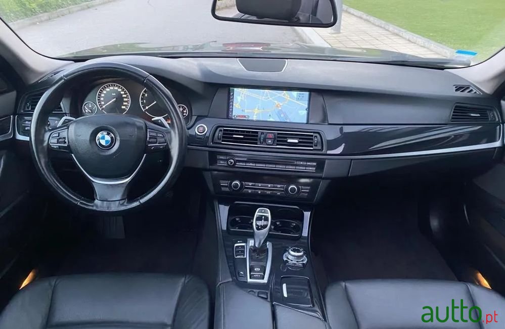 2011' BMW 530 photo #5