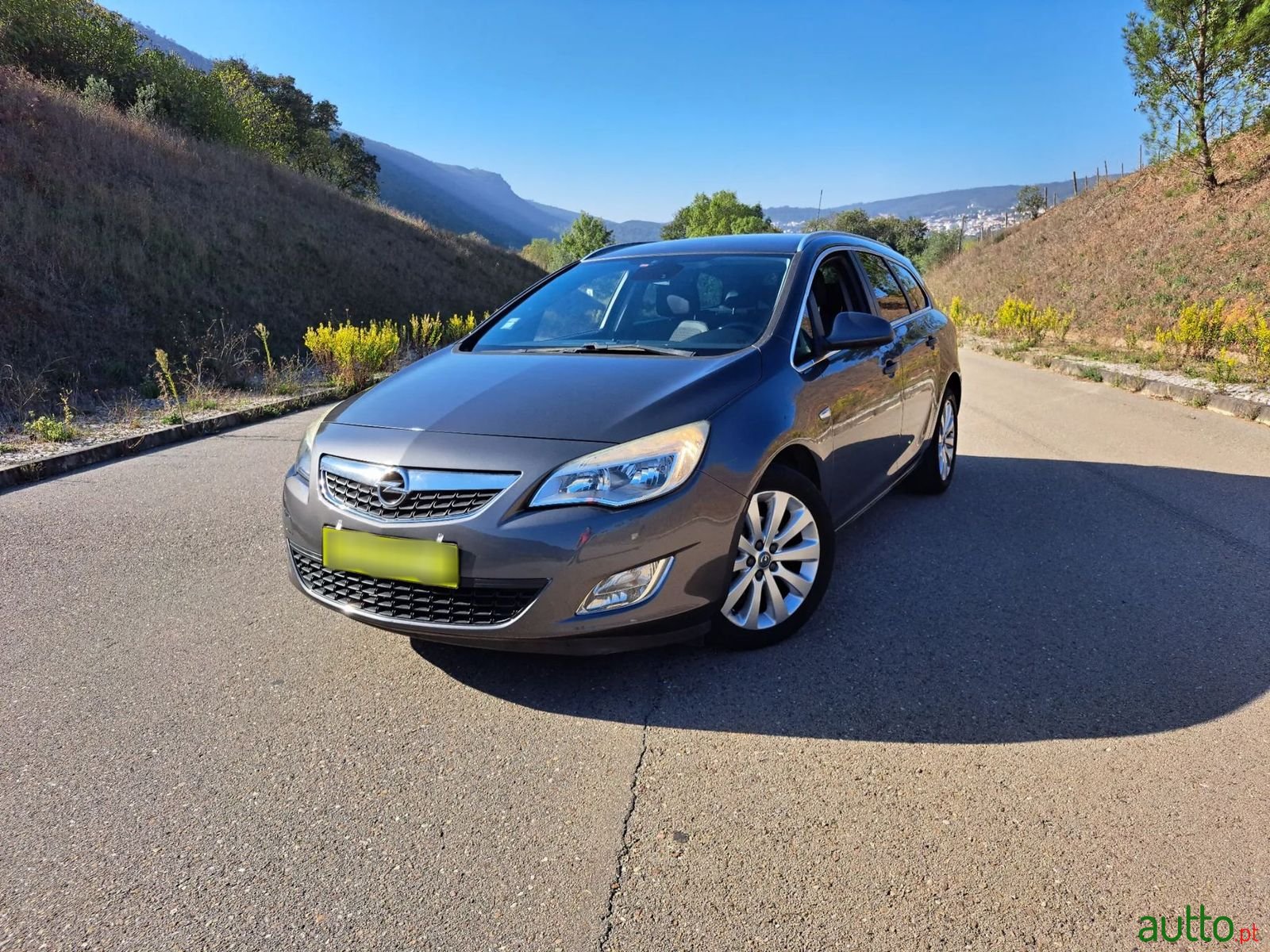 2011' Opel Astra Sports Tourer photo #1