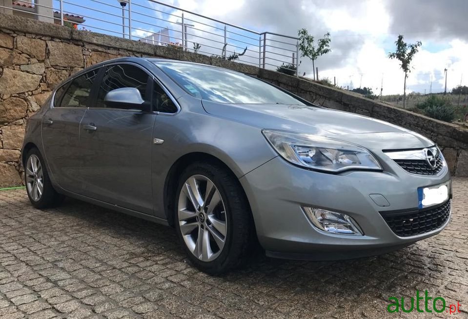 2010' Opel Astra photo #1