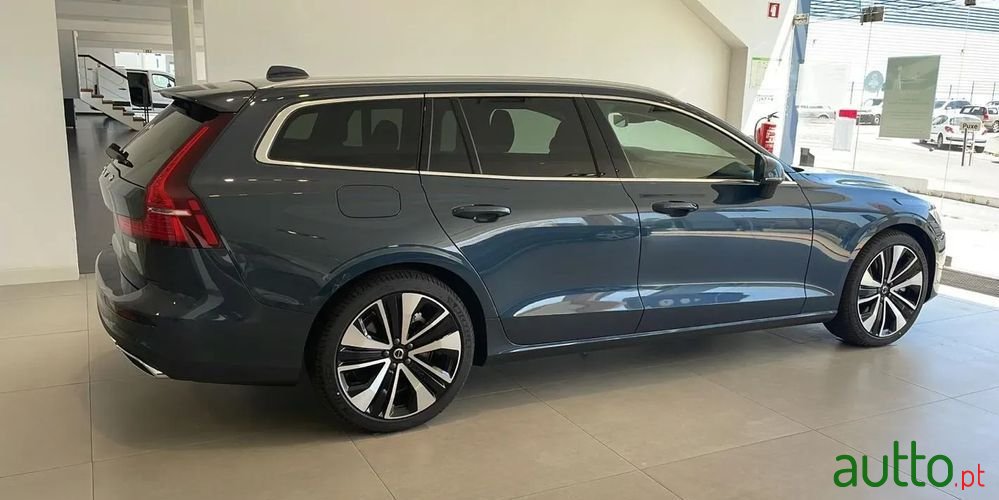 2022' Volvo V60 photo #2