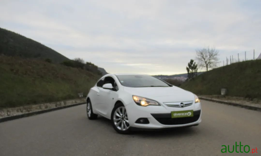 2012' Opel Astra Gtc photo #5