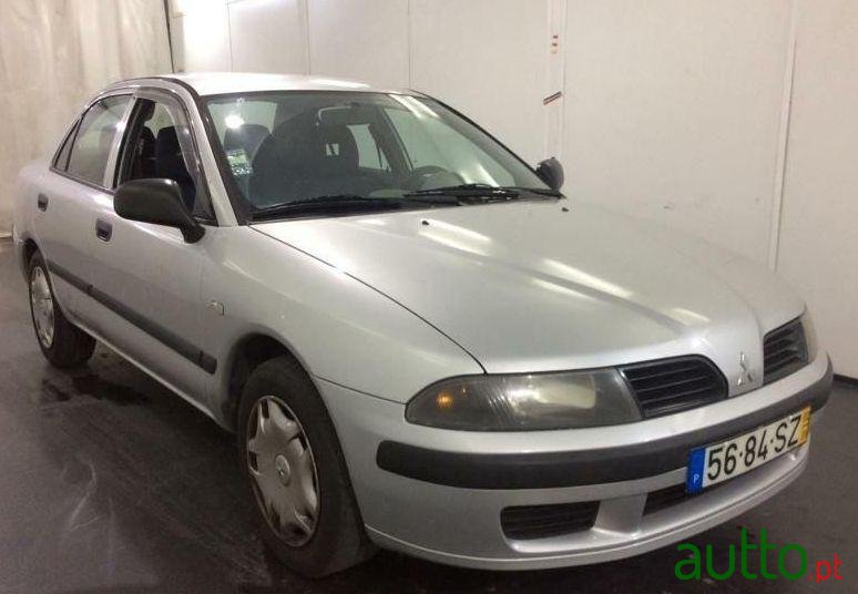 2002' Mitsubishi Carisma photo #1